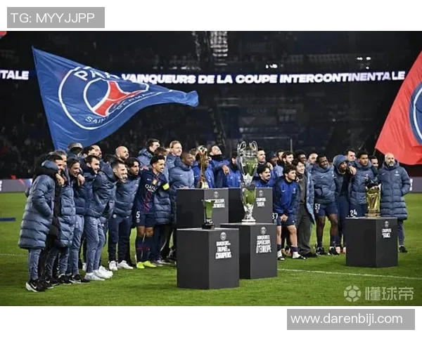 足球巨星荣耀时刻头顶奖杯展现无限风采与成就辉煌